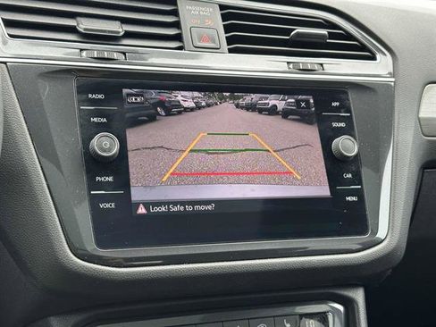 Used 2021 Volkswagen Tiguan SE w/ Panoramic Sunroof Package image 19