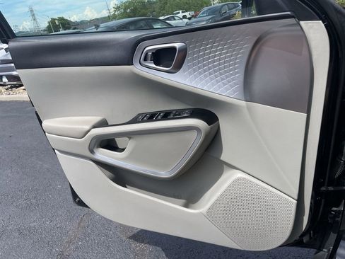 Certified 2023 Kia Soul LX w/ LX Technology Package FWD image 18