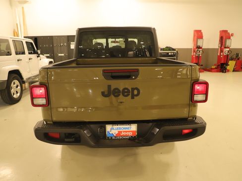 New 2025 Jeep Gladiator Sport image 3