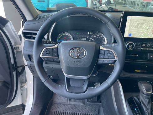 Certified 2026 Toyota Highlander XLE AWD/4WD image 9