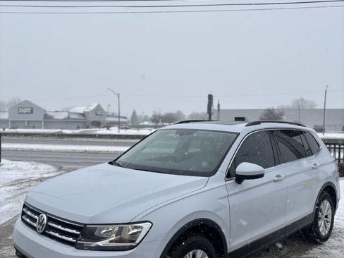 Used 2018 Volkswagen Tiguan SE w/ Panoramic Sunroof Package image 2