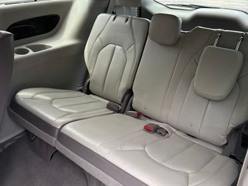 Used 2019 Chrysler Pacifica Touring-L Plus FWD image 9