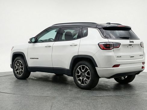 Used 2025 Jeep Compass Trailhawk image 6