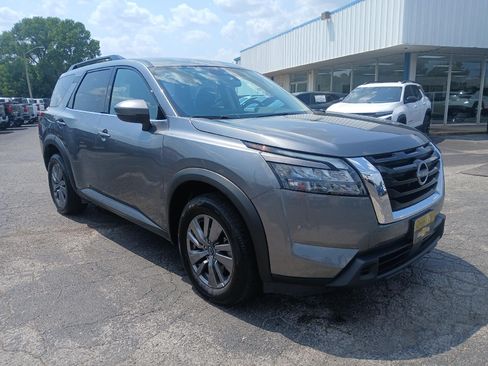Used 2025 Nissan Pathfinder SV FWD image 8