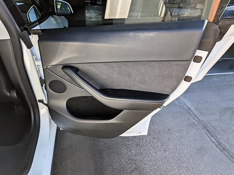 Used 2023 Tesla Model Y Long Range AWD/4WD image 27