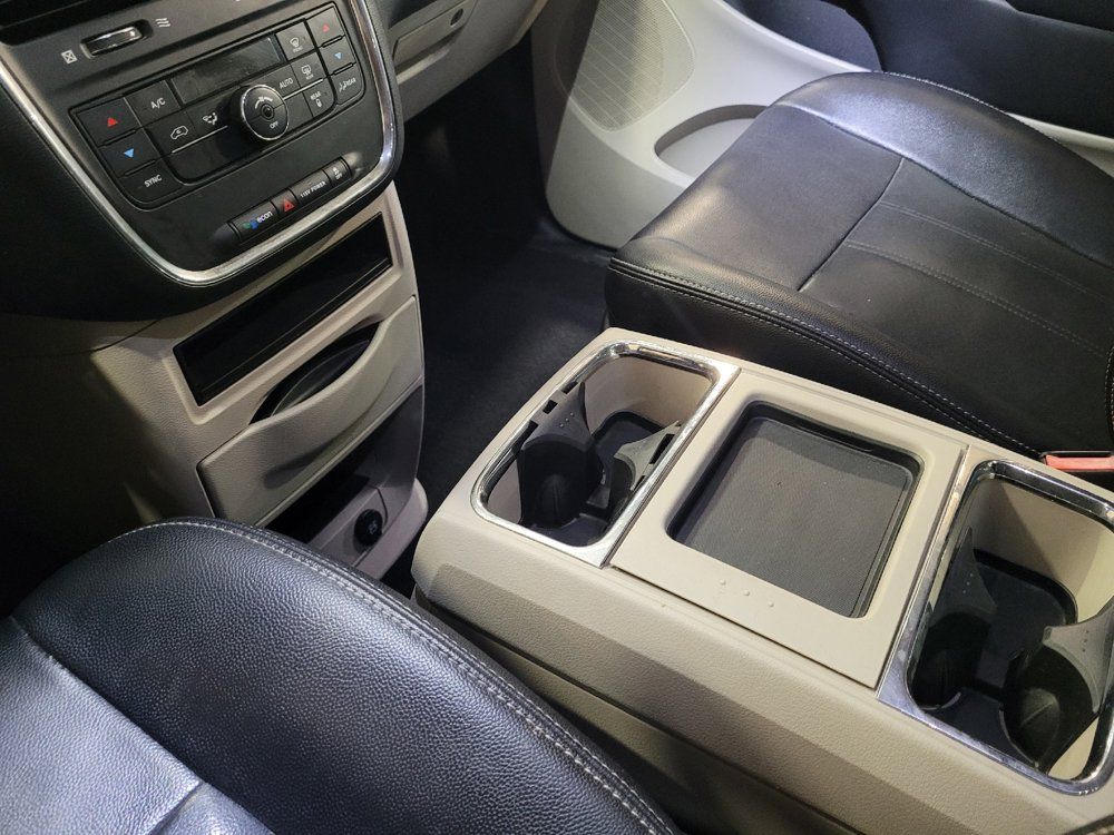 Used 2016 Chrysler Town & Country Touring FWD image 26