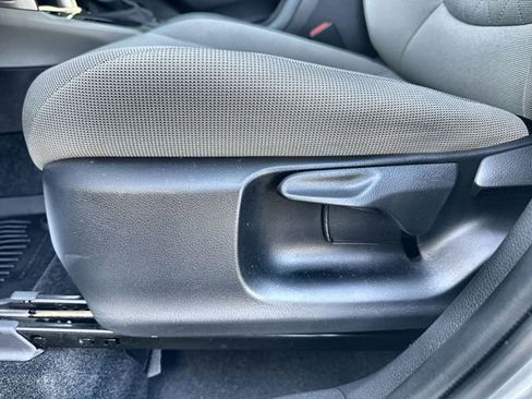 Used 2025 Toyota Corolla Cross L image 21