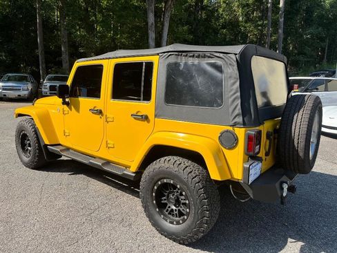 Used 2015 Jeep Wrangler Unlimited Sahara w/ Connectivity Group AWD/4WD image 14