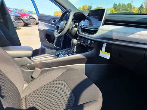 Used 2025 Jeep Compass Sport AWD/4WD image 17