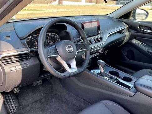 Used 2025 Nissan Altima 2.5 SV FWD image 2