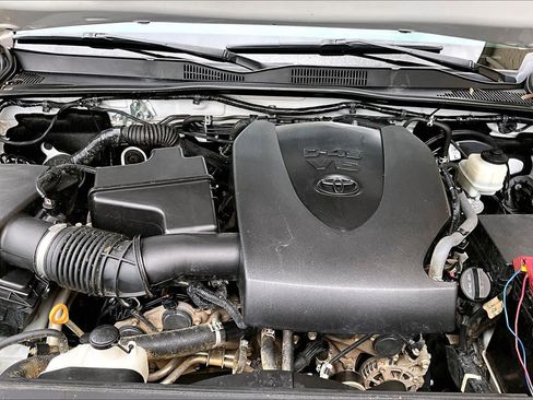 Used 2021 Toyota Tacoma SR5 AWD/4WD image 31