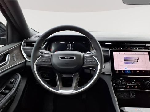 New 2025 Jeep Grand Cherokee Limited image 11