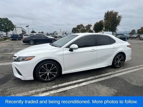 Used 2018 Toyota Camry SE FWD image 2