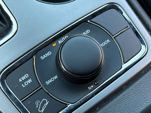 Used 2020 Jeep Grand Cherokee Limited X image 30