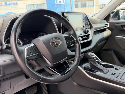 Used 2020 Toyota Highlander XLE AWD/4WD image 17