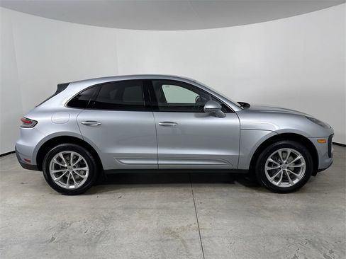 Certified 2025 Porsche Macan image 8