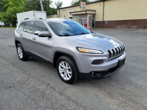 Used 2016 Jeep Cherokee Latitude w/ Cold Weather Group AWD/4WD image 3