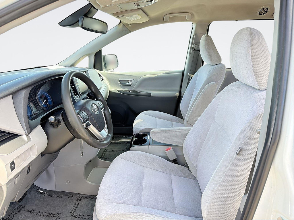 Used 2020 Toyota Sienna LE w/ Carpet Mat Package FWD image 21