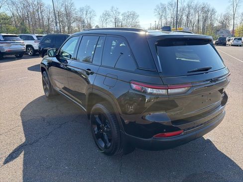 Used 2025 Jeep Grand Cherokee Limited w/ Black Appearance Package image 4