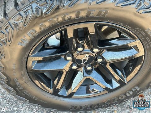 Used 2024 Chevrolet Silverado 1500 LT Trail Boss w/ Convenience Package II AWD/4WD image 9