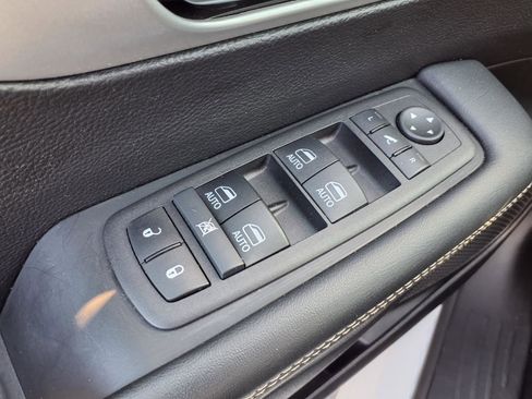 Used 2025 Chrysler Pacifica Limited FWD image 19