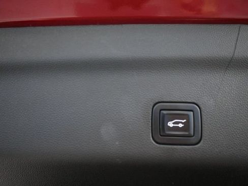 Used 2022 Chevrolet Tahoe Z71 w/ Luxury Package AWD/4WD image 9