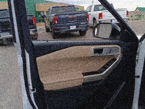 Used 2023 Ford Explorer Limited image 12