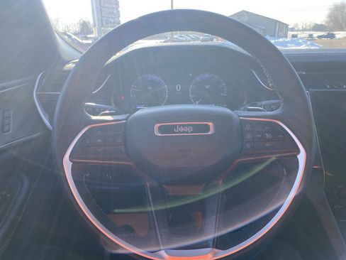 Used 2024 Jeep Grand Cherokee L Limited w/ Luxury Tech Group II image 14