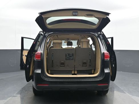 Used 2020 Kia Sedona LX image 25