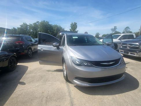 Used 2017 Chrysler Pacifica Touring w/ Tire & Wheel Group FWD image 98