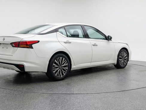 Used 2025 Nissan Altima 2.5 SV image 9