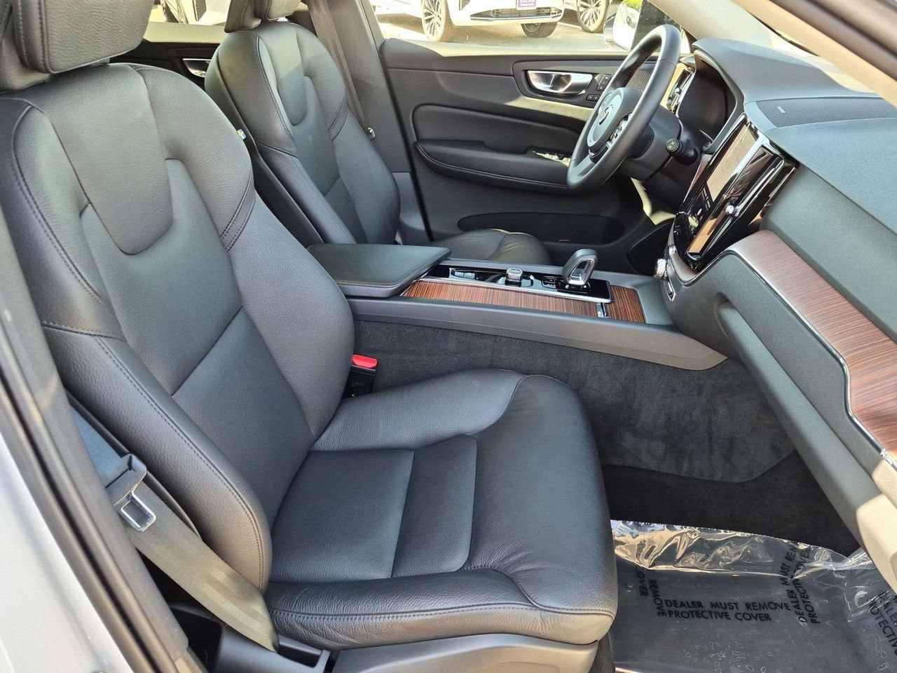 Certified 2024 Volvo XC60 B5 Plus AWD/4WD image 27