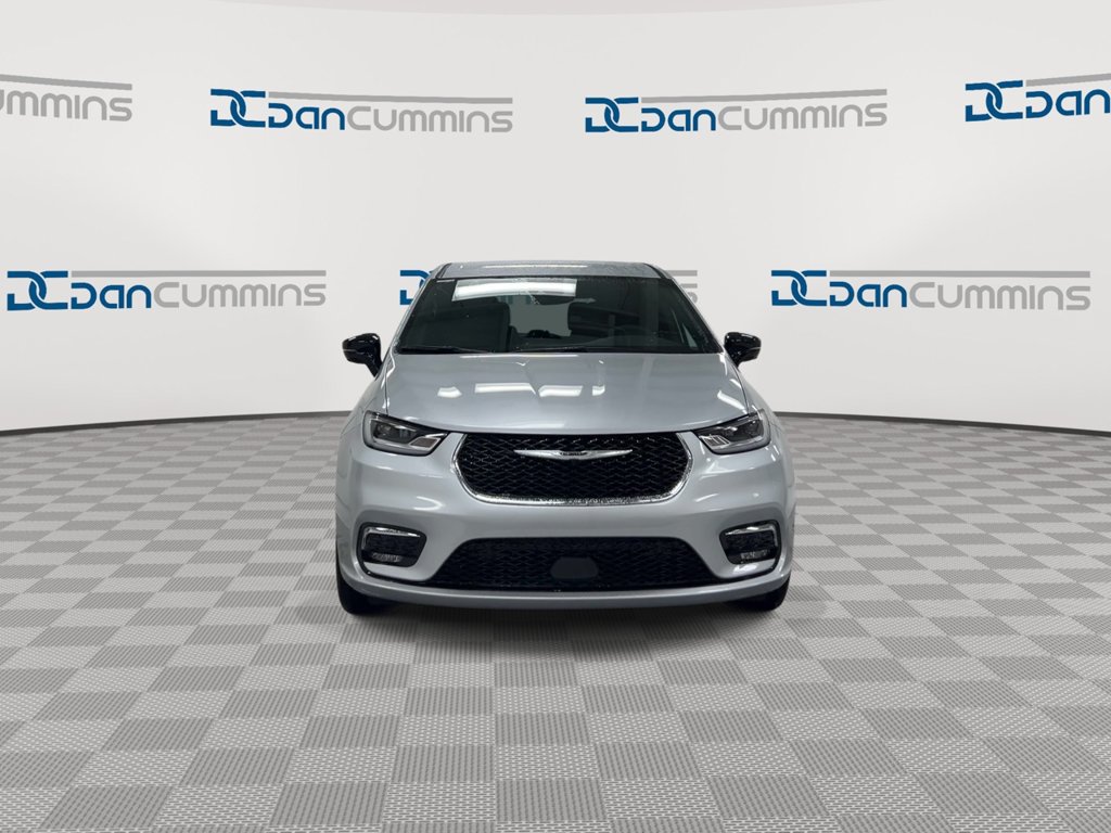 New 2026 Chrysler Pacifica Select AWD/4WD image 3