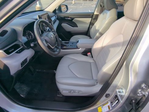 Certified 2023 Toyota Highlander XLE image 8