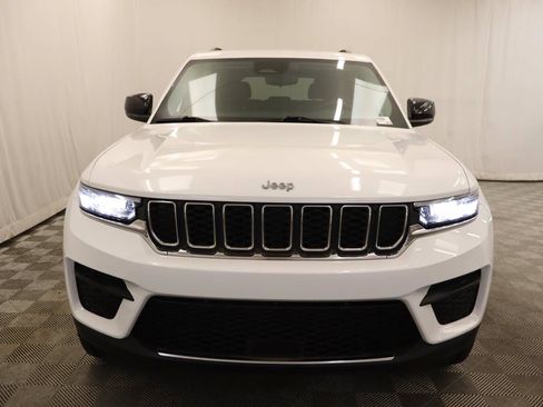 Used 2023 Jeep Grand Cherokee Laredo w/ Luxury Tech Group I RWD image 4