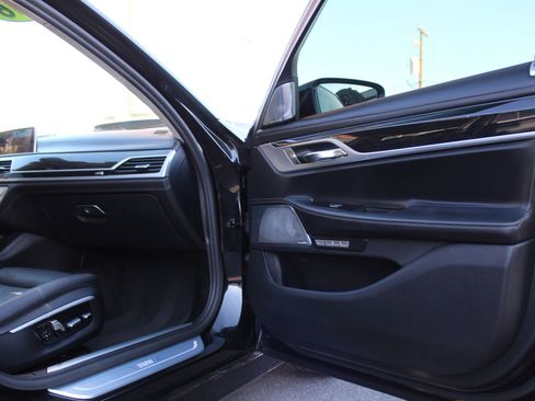 Used 2016 BMW 750i image 8