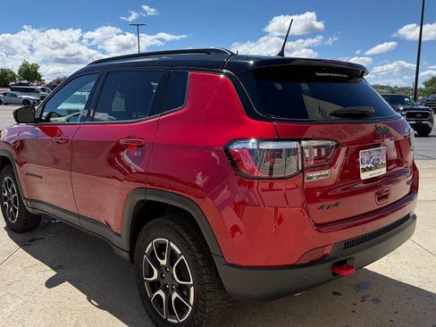 Used 2025 Jeep Compass Trailhawk AWD/4WD image 10