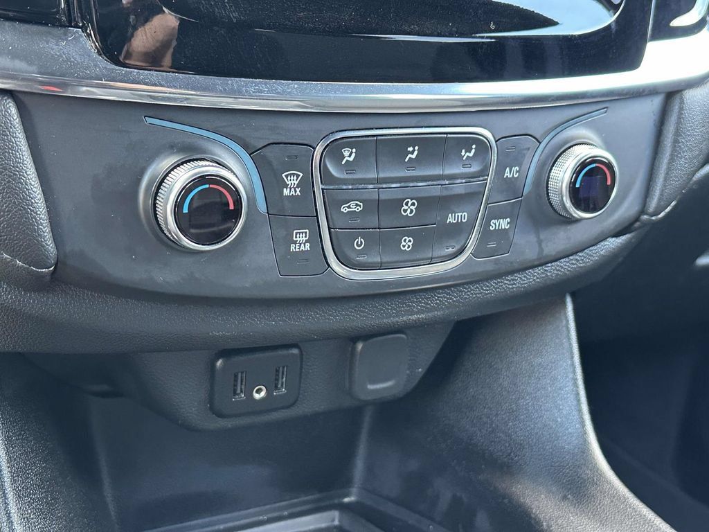 Used 2023 Chevrolet Traverse LT FWD image 26