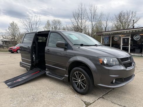 Used 2015 Dodge Grand Caravan SXT FWD image 1