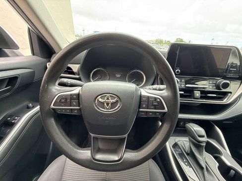 Used 2023 Toyota Highlander L FWD image 15