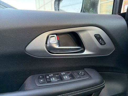 Used 2023 Chrysler Pacifica Touring-L w/ Uconnect Theater Family Group image 21