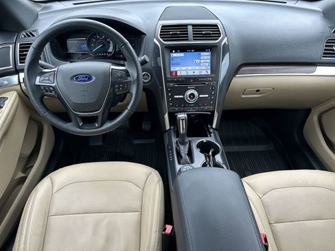 Used 2017 Ford Explorer Limited w/ Equipment Group 301A AWD/4WD image 18