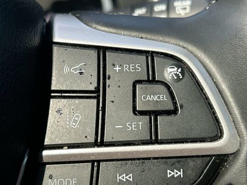 Used 2024 Toyota Highlander XLE FWD image 18