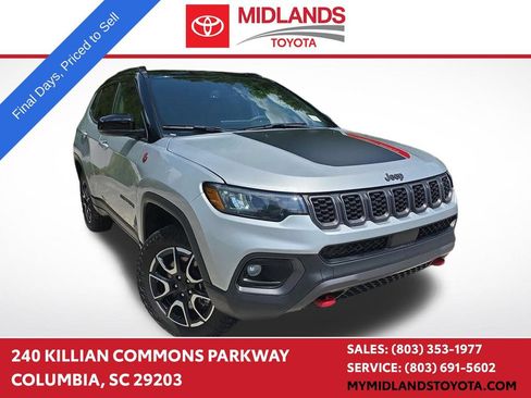 Used 2025 Jeep Compass Trailhawk AWD/4WD image 1
