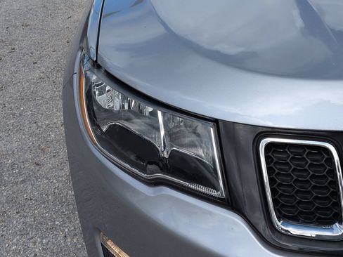 Used 2019 Jeep Compass Latitude FWD image 10