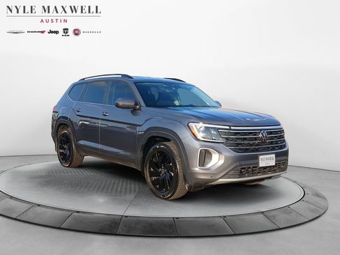 Used 2024 Volkswagen Atlas SE FWD image 2