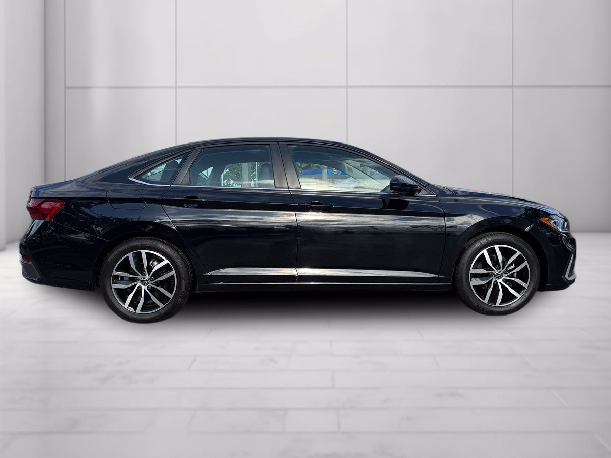 Used 2026 Volkswagen Jetta SE FWD image 3
