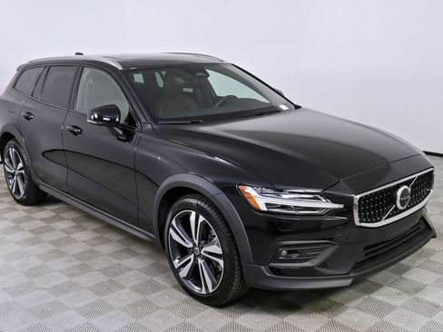 Certified 2025 Volvo V60 B5 Cross Country Plus image 27