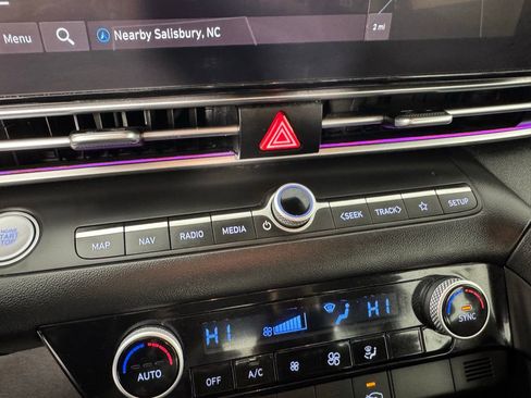 Used 2024 Hyundai Elantra SEL image 18