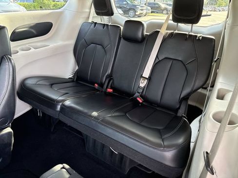 Used 2023 Chrysler Pacifica Touring-L FWD image 15